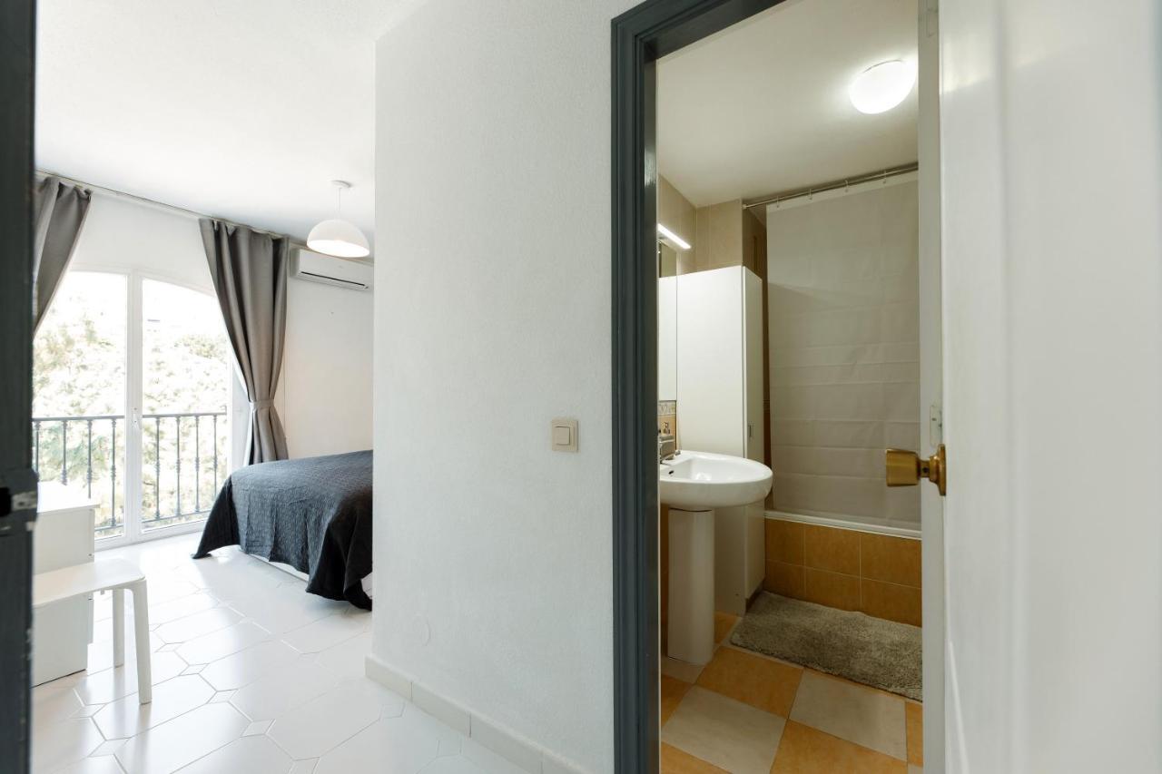 Spacious 2-Bedroom Apartment With Free Parking Sitio de Calahonda Bagian luar foto